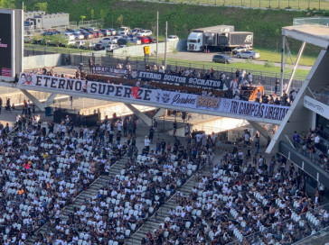 Faixa em homenagem ao time feminino no Setor Sul da Neo Qumica Arena