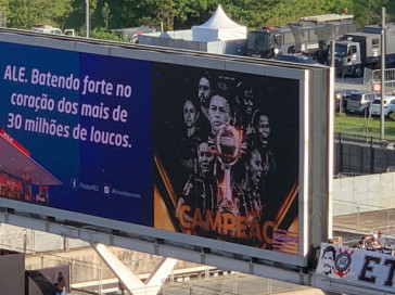 Foto do telão na Neo Química Arena