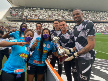 Goleiras Tainá, Paty e Kemelli ao lado de Cássio, Donelli e Carlos Miguel
