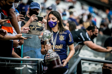 Lateral-direita Kati com taça da Libertadores Feminina