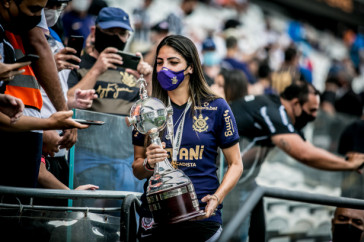 Lateral-direita Kati com taa da Libertadores Feminina