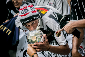 Torcedor do Corinthians beija taça da Libertadores Feminina