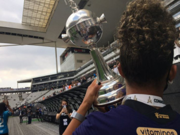 Volante Ingryd com a taça da Libertadores Feminina 2021