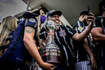 Zagueira Pardal com torcedor e taa da Libertadores Feminina