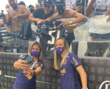 Zagueiras Giovanna Campiolo e Pardal com torcedores na Neo Química Arena