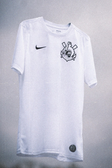 Corinthians lana camisa em homenagem a Doutor Scrates