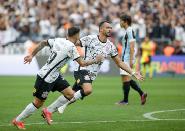 Renato Augusto comemorando seu gol no jogo entre Corinthians e Gr�mio