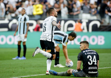 Renato Augusto marcou o gol de empate no jogo entre Corinthians e Gr�mio