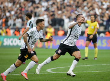 Renato Augusto no jogo entre Corinthians e Gr�mio, pelo Campeonato Brasileiro