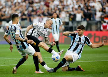 R�ger Guedes no jogo entre Corinthians e Gr�mio, pelo Campeonato Brasileiro