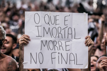 Torcida do Corinthians levou cartazes ao jogo contra o Gr�mio para provocar rival