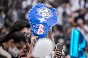 Torcida do Corinthians provoca Gr�mio durante jogo na Neo Qu�mica Arena