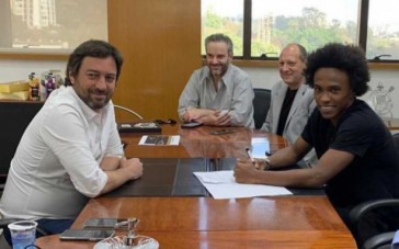 Adriano Monteiro Alves (no meio, mais próximo de Duilio) é o secretário geral do Corinthians