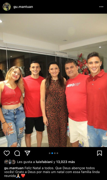 Gustavo Mantuan, ao lado dos pais e irmos, Guilherme e Giulia, no Natal