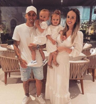 Gustavo Mosquito compartilhou uma foto ao lado de sua esposa e seus filhos