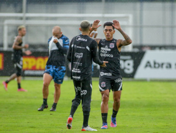 Du Queiroz marcou o gol da vitria do Corinthians