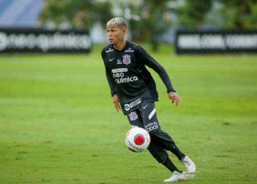 Recém-renovado com o Corinthians, Adson participou do jogo-treino