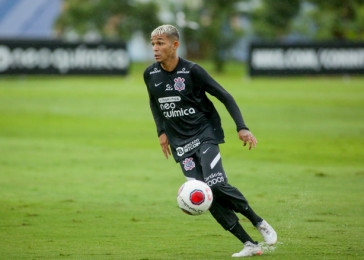 Recm-renovado com o Corinthians, Adson participou do jogo-treino