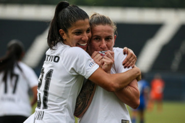 Abraçada por Paulinha, Cacau beija escudo do Corinthians após marcar gol contra o São José