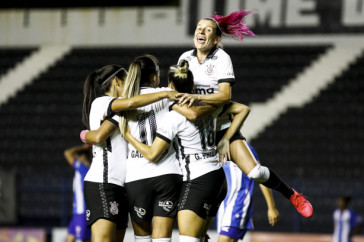 Cacau comemora gol com Vic Albuquerque, Gabi Nunes e Gabi Portilho