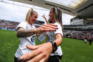 Pardal e Diany se emocionam com ttulo do Paulista Feminino na Neo Qumica Arena