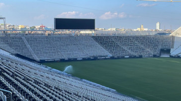 Setor norte da Neo Qumica Arena traz uma enorme diferena entre o lado com limpeza e sem limpeza