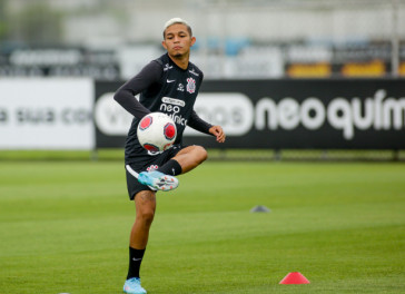 Adson em treino do Corinthians nesta segunda-feira