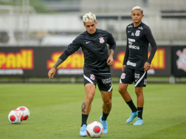 Fagner e Adson em treino do Corinthians nesta segunda-feira