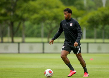 Gil em treino do Corinthians nesta segunda-feira