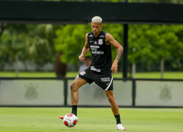 Jo�o Victor em treino do Corinthians nesta segunda-feira