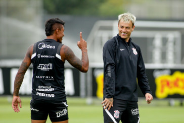 Paulinho e R�ger Guedes em treino do Corinthians nesta segunda-feira