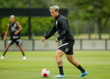 R�ger Guedes em treino do Corinthians nesta segunda-feira