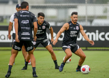 Roni e Giuliano em treino do Corinthians nesta segunda-feira