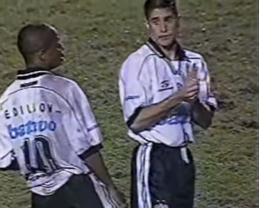 Sylvinho conversa com Edilson momentos depois de a confusão se acalmar