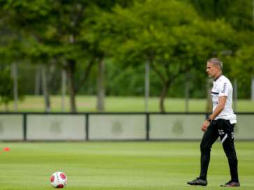 Sylvinho em treino do Corinthians nesta segunda-feira