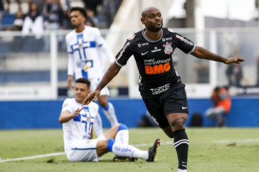 Vagner Love marcou seu último gol pelo Corinthians contra o Água Santa, em 2020