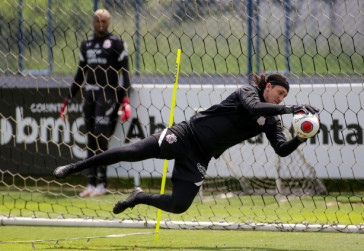 C�ssio faz defesa durante treino do Corinthians