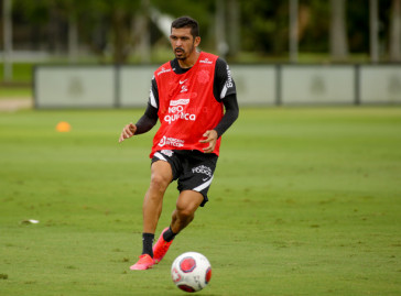 Bruno Melo em treino no CT Joaquim Grava nesta sexta-feira