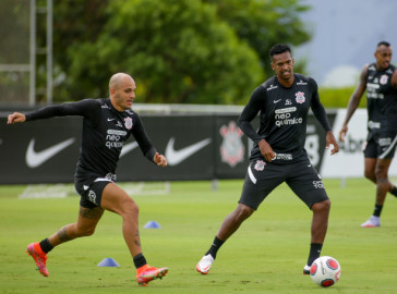F�bio Santos e J� durante treino do Corinthians