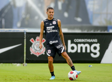 Gabriel Pereira no gramado do CT Joaquim Grava