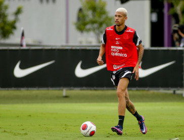 Jo�o Victor em treino do Corinthians nesta sexta-feira no CT Joaquim Grava