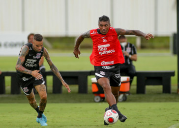 Luan e Paulinho durante treino do Corinthians nesta manh�