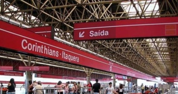 Estao Corinthians-Itaquera  uma das extremidades da linha vermelha do metr