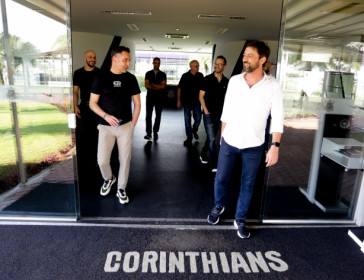 Duilio e Alessandro sorriem ao lado de Vtor Pereira em seu primeiro dia de Corinthians