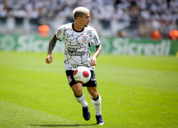 Fagner na partida entre Corinthians e Red Bull Bragantino neste domingo