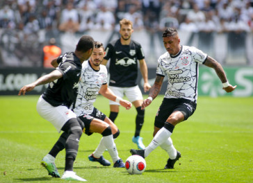 Giuliano e Paulinho na partida entre Corinthians e Red Bull Bragantino neste domingo