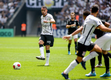 Renato Augusto e Giuliano na partida entre Corinthians e Red Bull Bragantino neste domingo