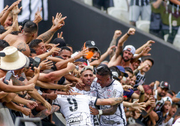 R�ger Guedes, Gustavo Silva e Paulinho no jogo entre Corinthians e Red Bull Bragantino neste domingo