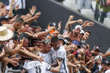 R�ger Guedes, Gustavo Silva e Paulinho no jogo entre Corinthians e Red Bull Bragantino nesta manh�