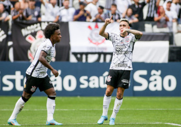 Willian e Gustavo Silva no jogo entre Corinthians e Red Bull Bragantino neste domingo